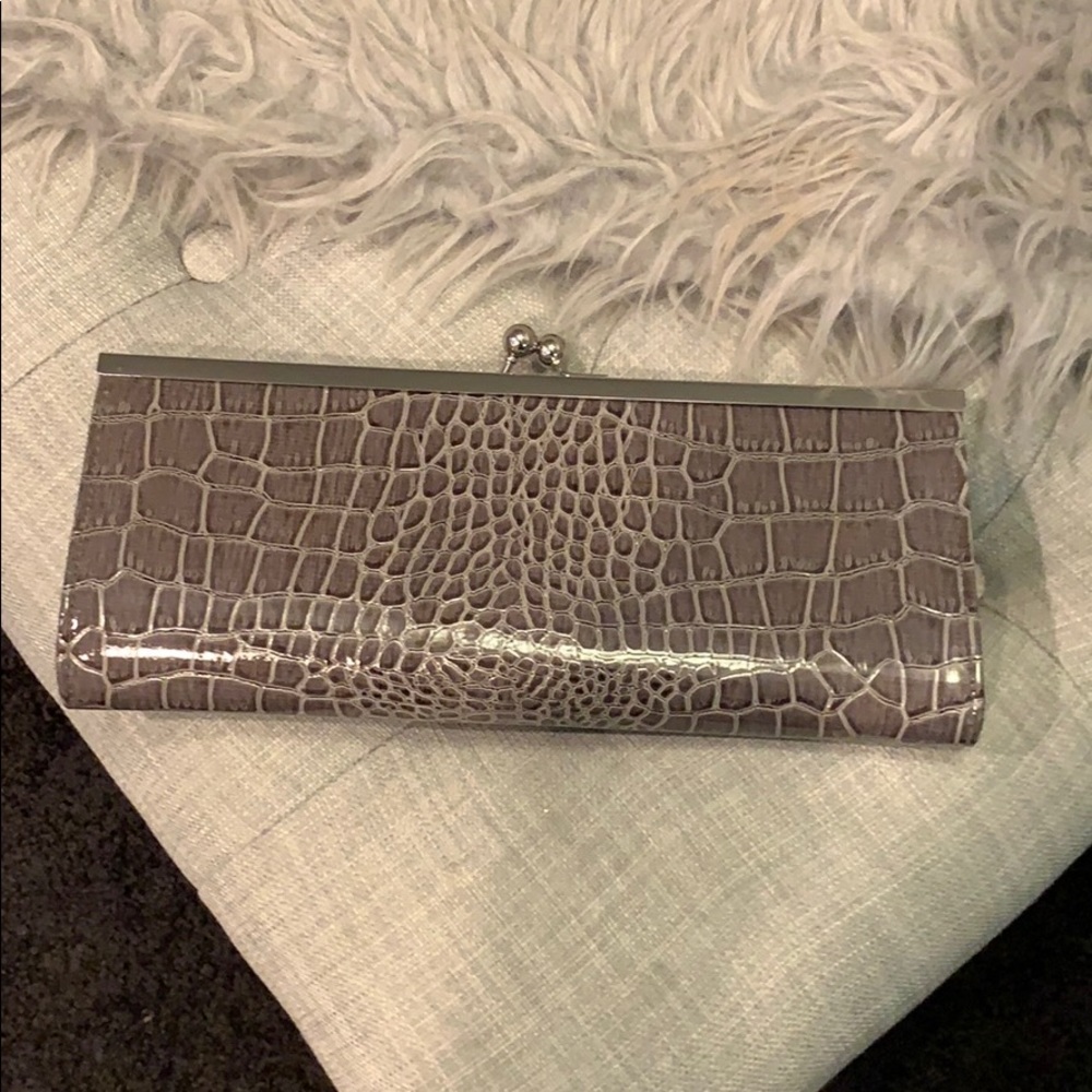 Clutch. Or with silver chain